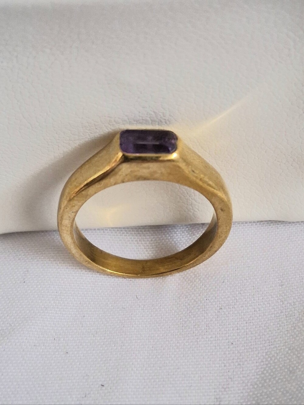 GOLD-TONE RING WITH AMETHYST STONE